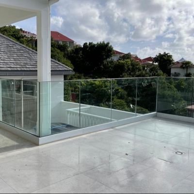 Corrosion Resistant and Durable Modern Design Frameless Glass Balustrade Aluminum U Channel Glass Railing